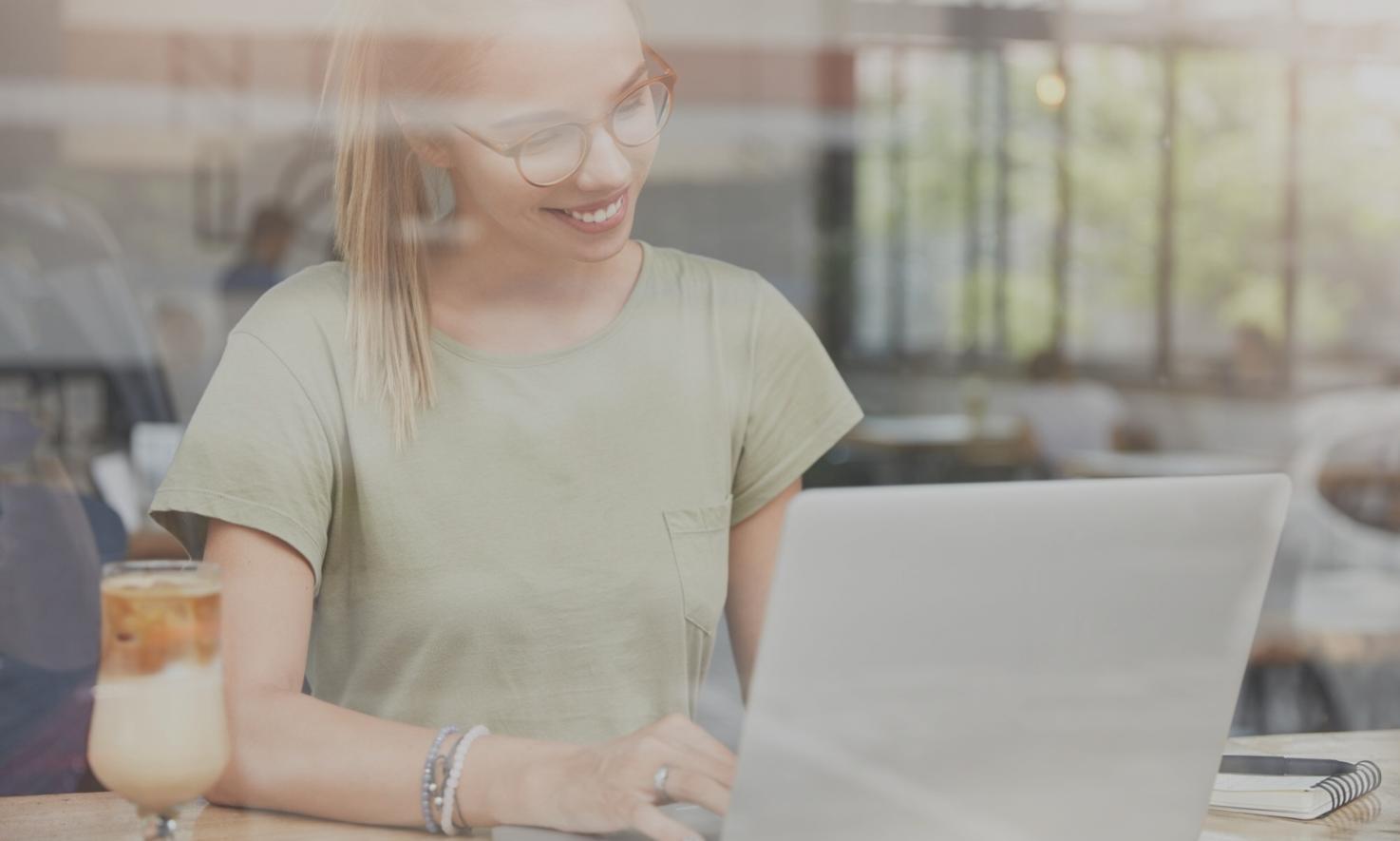 Equipo trabajando en análisis financiero y categorización de gastos