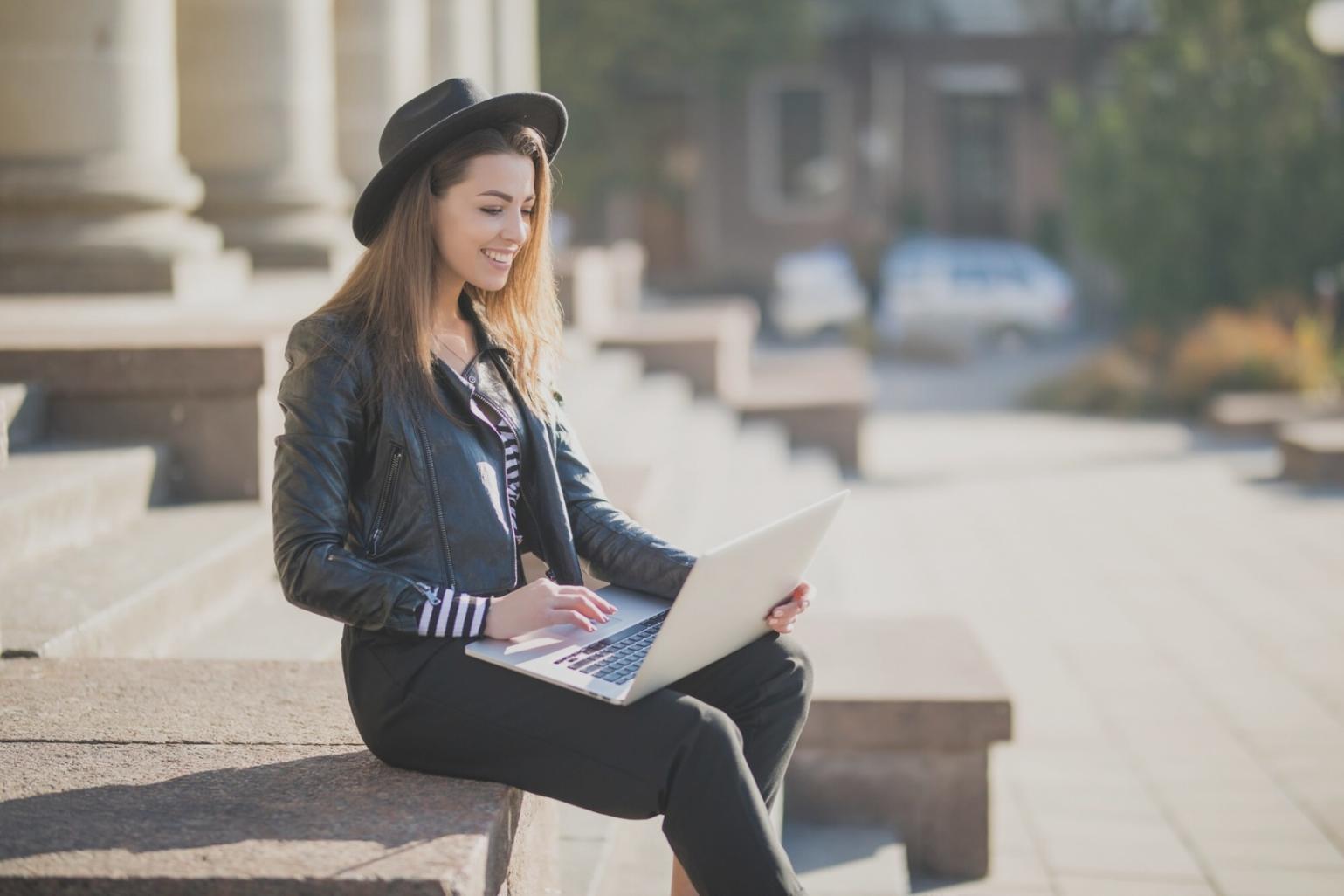 Implementación práctica de sistema de categorización financiera en programa formativo